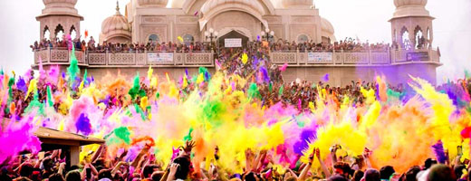 La fiesta de polvos holi llena de color la Plaza de Santiago en el Martes  de Carnaval